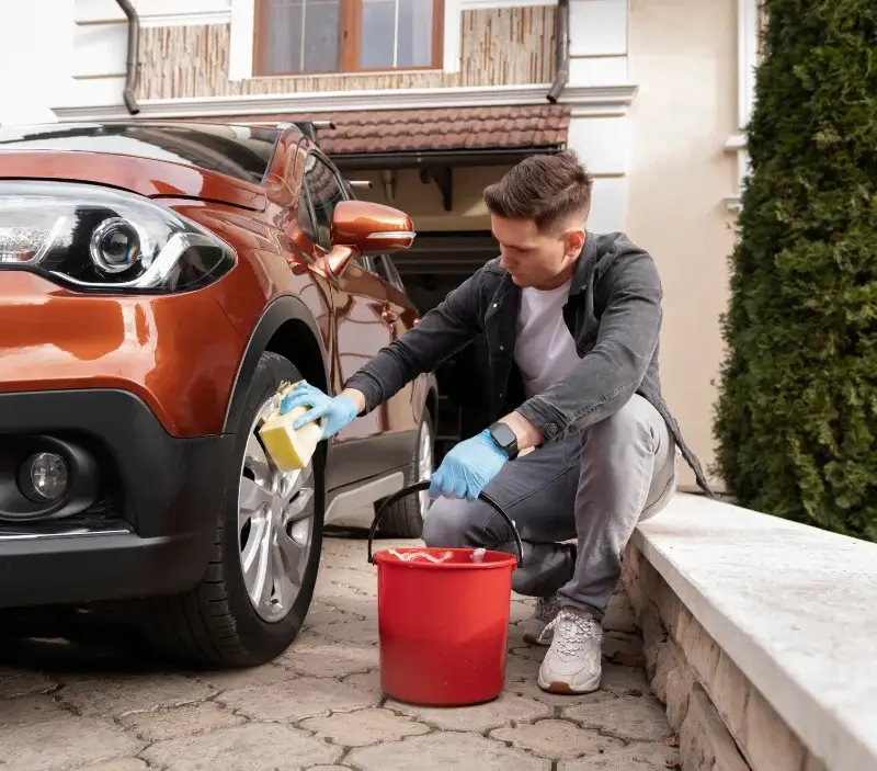 Lavage auto à domicile Moulineaux : professionnel intervenant sur un véhicule